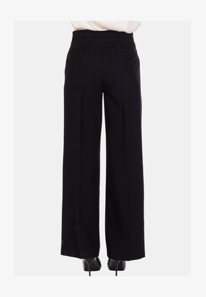 Pantaloni larghi neri con una texture liscia, dotati di una vita alta e tasche laterali, abbinati a tacchi per un look elegante.