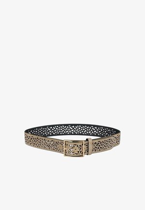 Cinturón dorado con un intrincado diseño recortado, adornado con piedras de strass. Presenta una hebilla rectangular y un respaldo texturizado negro.