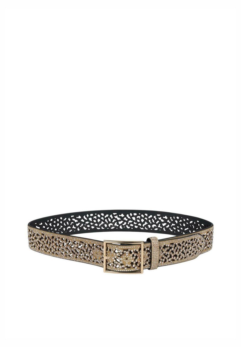 Cinturón dorado con un intrincado diseño recortado, adornado con piedras de strass. Presenta una hebilla rectangular y un respaldo texturizado negro.