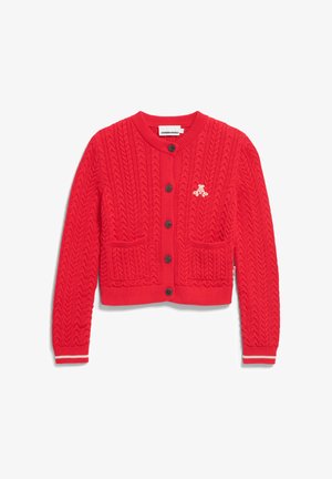 Roter Kabelstrick-Cardigan mit schwarzen Knöpfen, zwei vorderen Taschen, weißer Logo-Stickerei auf der linken Brust und weißen Streifen an den Manschetten.