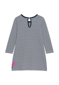 Gestreiftes Kleid mit langen Ärmeln, das über einen Schlüsselloch-Rücken und ein pinkes Akzentdetail am Saum verfügt. Die Farben sind marineblau und weiß gestreift.