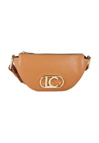 Borsa a tracolla in pelle color tan con forma curvilinea, logo in metallo dorato e chiusura con zip. Presenta una tracolla regolabile per un uso versatile.