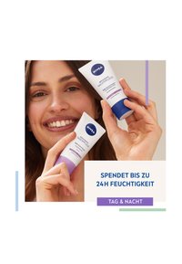 Zwei NIVEA Hautpflege-Tuben, die von einer Person gehalten werden, mit einem weißen Hintergrund, lila und blauen Akzenten sowie klaren Etiketten für die Anwendung tagsüber und nachts.