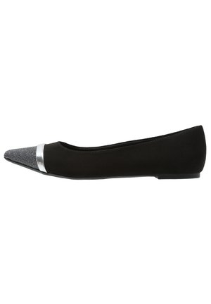 Czarne płaskie buty o eleganckim designie, z teksturowaną srebrną czubką oraz błyszczącym srebrnym akcentem na przodzie. Wykonane z miękkiego materiału z niskim obcasem.