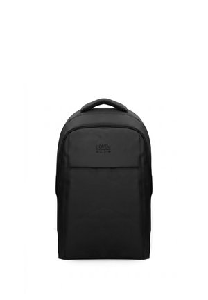 Sac à dos rectangulaire noir avec poignée supérieure, poche avant zippée et logo discret "Cover Active" sur le panneau avant.