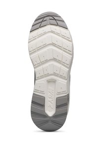 Suola della scarpa con un modello di grip spesso e testurizzato; prevalentemente bianca con accenti grigi; progettata per aderenza e durata.