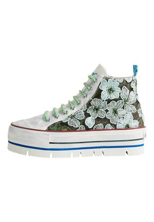 Sneakers med høj skaft, tyk hvid sål, grønne og blå snørebånd samt grøn blomsterbroderi på sort stofbaggrund.