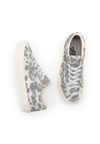 Sneakers med grå leopardmönster, i mocka material, vita snören och beige gummisålar. Har rund tå och platt häl.