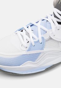 Białe i jasnoniebieskie sneakersy wykonane z siateczki i materiałów syntetycznych, z wyraźnymi sznurowadłami, teksturowanymi akcentami i gumową podeszwą.