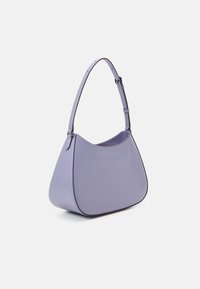 Fioletowa torba na ramię wykonana z gładkiego materiału, o zaokrąglonym kształcie, z regulowanym paskiem i kontrastowym przeszyciem wzdłuż brzegów.