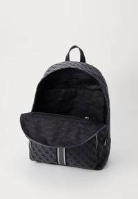 Rucsac negru dintr-un material texturat, cu un model al logo-ului mărcii, un buzunar interior cu fermoar și o accentuare de dungi gri.
