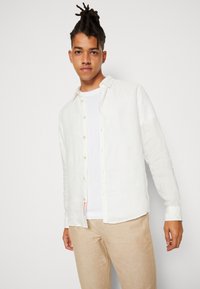 Scotch & Soda SHIRT WITH SLEEVE ROLL-UP - Camisa - white