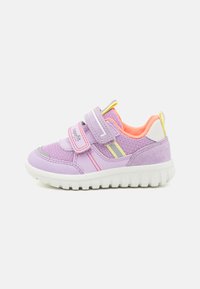 Lilla sportjalats, mis on valmistatudvõrgust ja seemisnahast, millel on kaks Velcro rihma, kontrastse oranži voodriga ja tekstureeritud valge tallaga.
