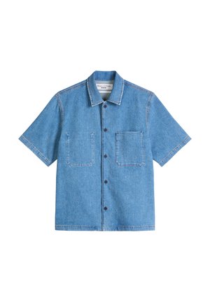 Lichtblauw denim overhemd met korte mouwen, knoopsluiting aan de voorkant, puntkraag en twee borstzakken aan de voorkant.