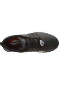 Sneaker noire avec un dessus en cuir lisse, design à lacets et semelle intérieure en mousse à mémoire. Comprend une étiquette antidérapante et une semelle légère.