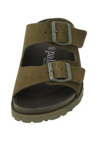 Olijfgroene suede sandalen met twee verstelbare gespen, open teen ontwerp en een textuur rubberen zool voor grip en stabiliteit.