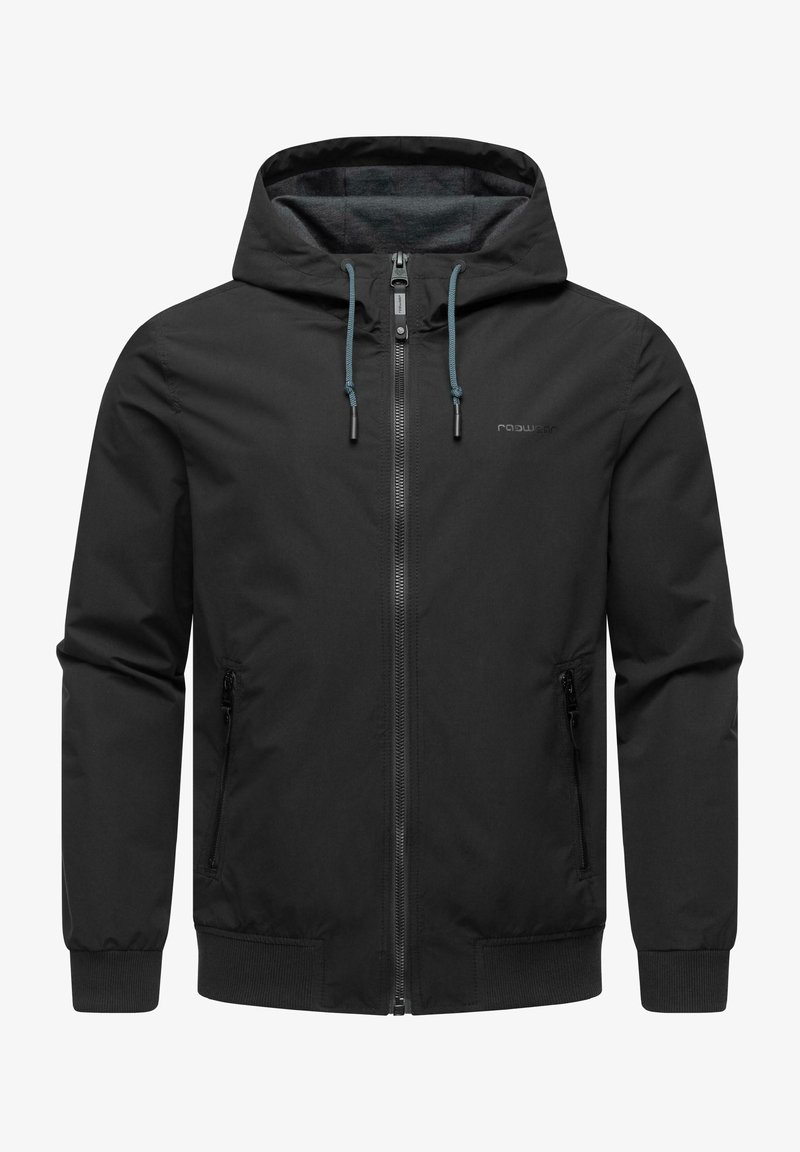 Juodas gobtuvas striukė su priekiniu užtrauktuku, šoninėmis kišenėmis, elastingomis rankogaliais ir raišteliais. Yra subtilus logotipas ir lygus, matinio paviršiaus audinys.