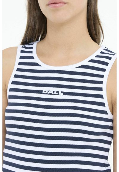 Camiseta sin mangas a rayas con rayas horizontales en azul marino y blanco, textura acanalada y un logotipo bordado en blanco "BALL" en el pecho.