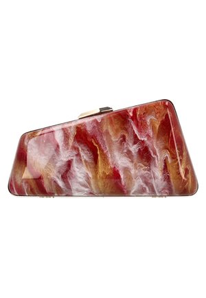 Trapezoid alakú kézitáska, amely vörös, fehér és arany márványszerű, örvénymintás mintával és ezüst csattal a tetején.