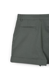 Pantaloni corti in cotone grigio scuro con una vestibilità dritta, risvolti, due tasche posteriori con rifiniture eleganti e una vita piatta.