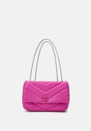 Jasnoróżowa pikowana torebka z wzorem w jodełkę i podwójnymi srebrnymi łańcuchowymi ramiączkami, zabezpieczona przednim zamkiem na przekręcenie.