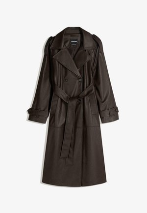 Palton tip trenci din piele ecologică maro, cu design cu două rânduri de nasturi, revere mari și talie cu curea. Dispune de manșete cu nasturi și buzunare laterale.