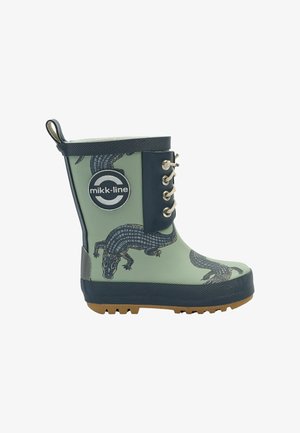 Grüner Gummiregenstiefel mit Krokodilprägung, dunkelblauen Akzenten, Metallösen und einer strukturierten Sohle für besseren Halt.