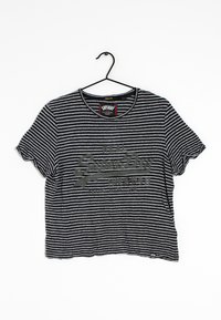 Stripet sort og grå kortærmet t-shirt med rund hals, med et metallisk logo print på fronten. Bomuldsstof, let cropped design.