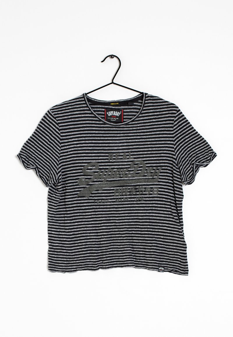 Stripet sort og grå kortærmet t-shirt med rund hals, med et metallisk logo print på fronten. Bomuldsstof, let cropped design.