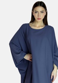 Luźna sukienka z długim rękawem w głębokim niebieskim kolorze, z okrągłym dekoltem i szerokimi rękawami, zapewniająca swobodną sylwetkę.