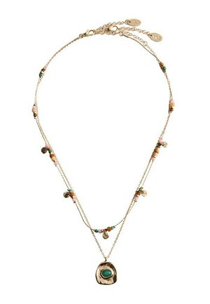 Colier delicat cu dublu rând de zale aurii, având mărgele mici multicolore și talismane, decorat cu un pandantiv auriu ce are o piatră turcoaz în centru.