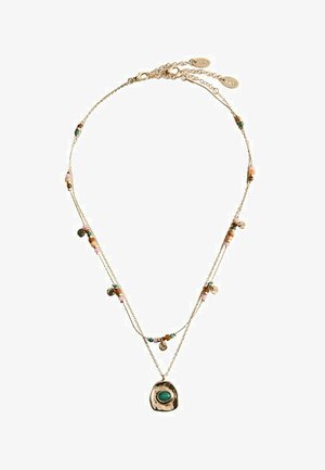 Collier délicat à chaîne double en or avec de petites perles multicolores et breloques, comprenant un pendentif en or avec une pierre turquoise centrale.