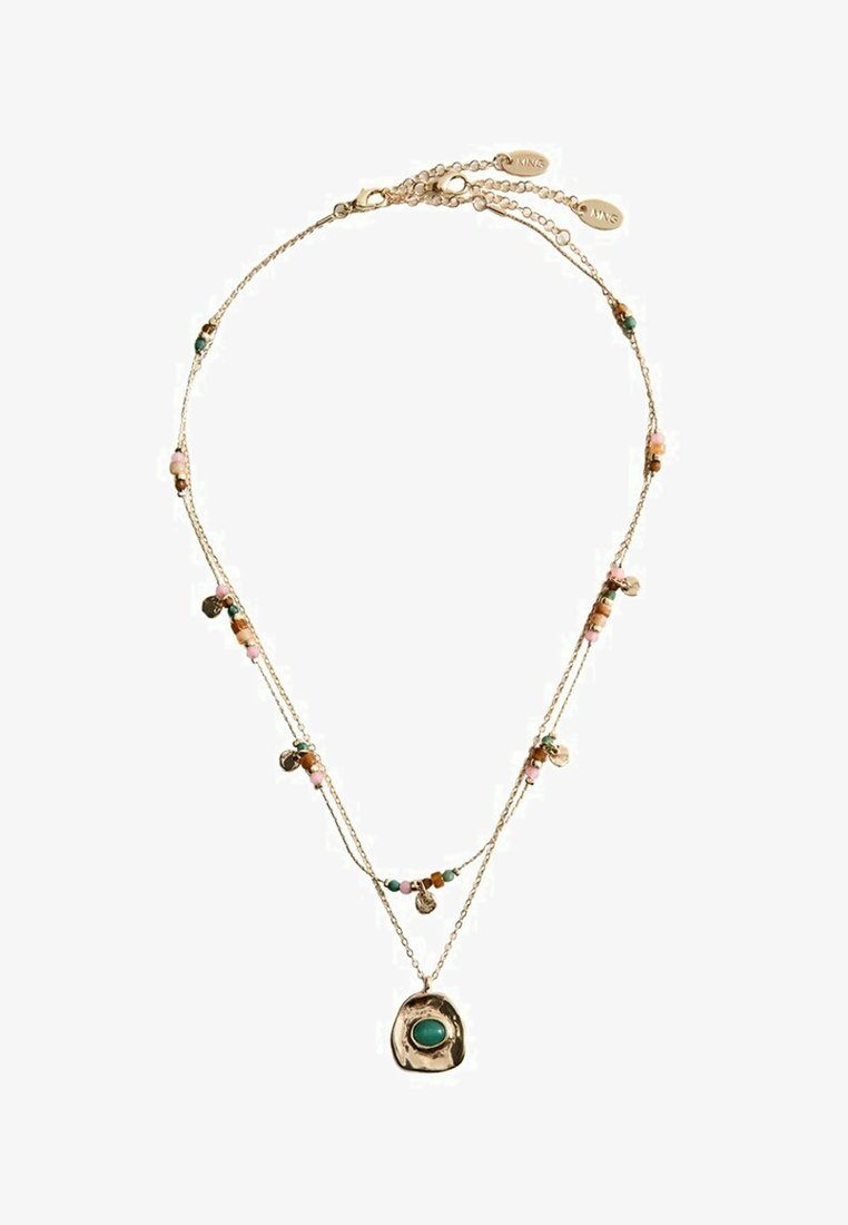 Collier délicat à chaîne double en or avec de petites perles multicolores et breloques, comprenant un pendentif en or avec une pierre turquoise centrale.