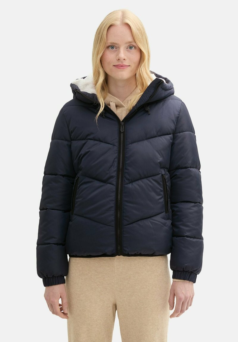 Námornícka puffer bunda s kapucňou, s prešívaným dizajnom, predným zipsom a čiernymi akcentmi. Textúrovaná látka s elastickými manžetami.