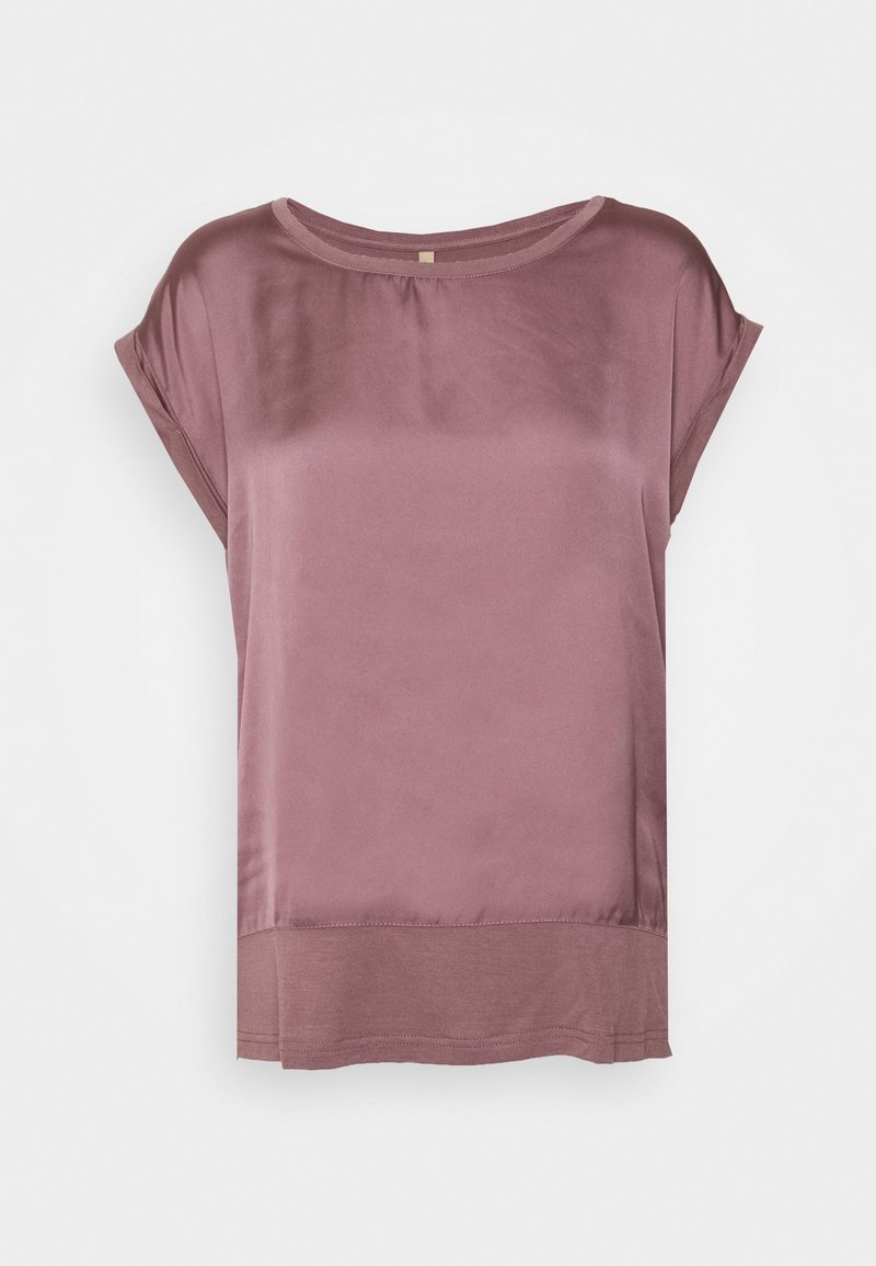 Krátký rukáv v mauve, vyrobený z hladkého materiálu s volným střihem. Má zakulacený výstřih a mírně delší zadní lem.