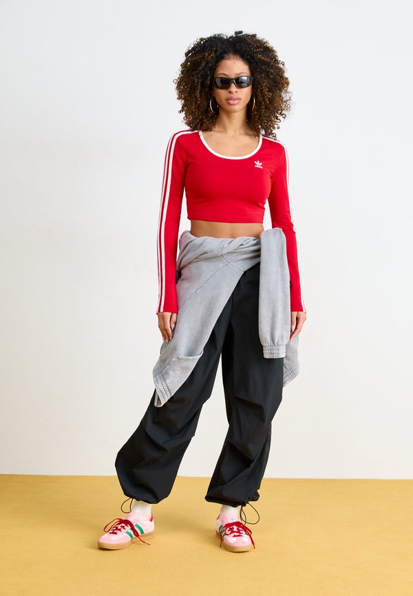 ADICOLOR 3-STRIPES LONG SLEEVE CROP LONG-SLEEVE - Long sleeved top - better scarlet3