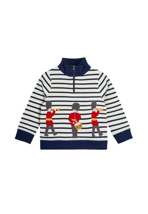 Gestreifter Baumwollpullover mit Reißverschlusskragen, versehen mit bestickten Wächtern in roten Uniformen, die Instrumente halten. Marineblaue Akzente an den Bündchen und am Kragen.
