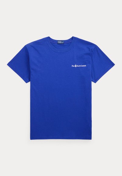 Zils īsroku T-krekls ar apaļu kakla izgriezumu un nelielu baltu Polo Ralph Lauren logotipu kreisajā krūtīs uz vienveidīga fona.