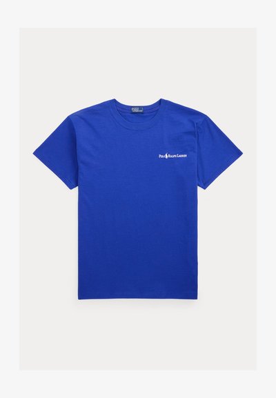 Zils īsroku T-krekls ar apaļu kakla izgriezumu un nelielu baltu Polo Ralph Lauren logotipu kreisajā krūtīs uz vienveidīga fona.