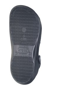 Talpă din cauciuc negru Crocs cu un model texturat, având logo-ul mărcii și detalii despre rezistența la murdărie și ulei.
