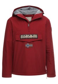 Rød trøjejakke med hætte og grå foring, udstyret med en lomme foran, logo-patch og dekorativ detalje med det norske flag.