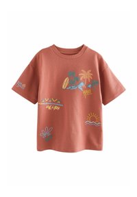 T-shirt di cotone color ruggine con maniche corte e colletto a girocollo. Presenta motivi tropicali ricamati, come palme, sole e tavola da surf.