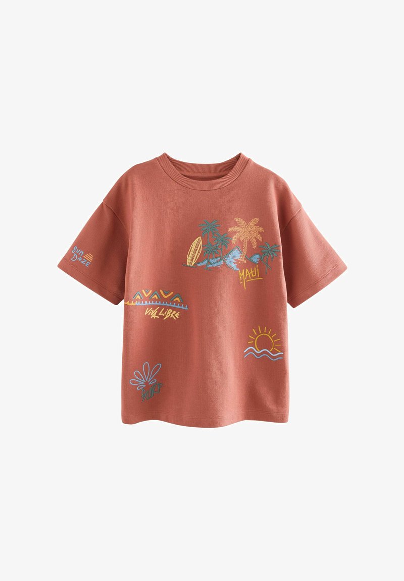 Korte mouwen, koraalkleurig katoenen T-shirt met kleurrijke tropische graphics, waaronder palmbomen, zon en tekstuele elementen.