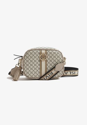 Petit sac bandoulière beige avec tissu à motifs, emblème de logo doré, breloque à pompon et large bandoulière rayée ajustable avec texte.
