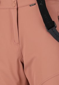 Lichtroze shorts van glad, rekbaar materiaal. Voorzien van een tailleband met twee knopen en een zwarte verstelbare band. Subtiele stikdetails.