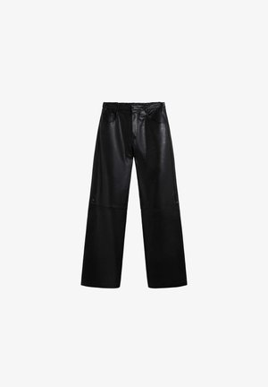 Pantalones de imitación de cuero anchos y negros, con bolsillos frontales y cintura elástica, mostrados sobre un fondo blanco.