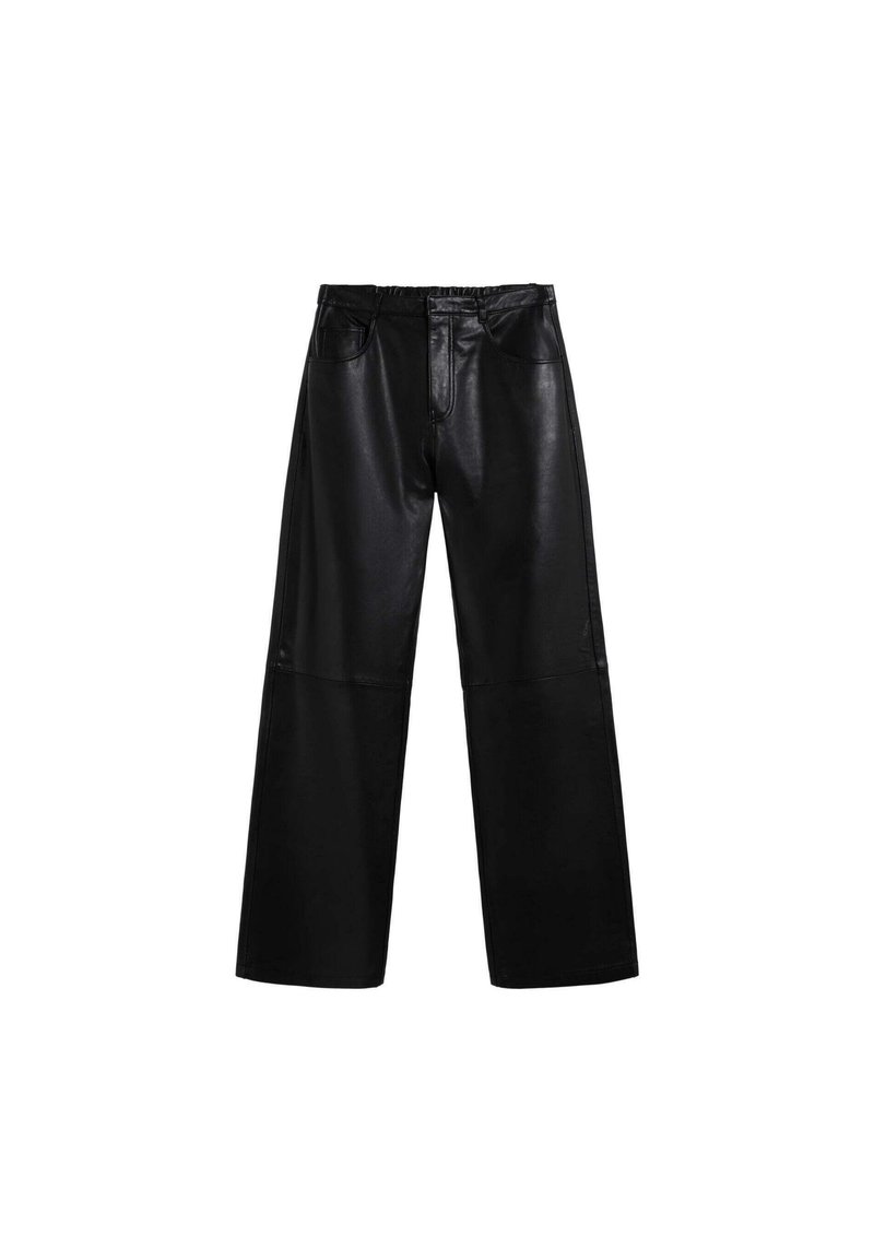 Černé široké nohavice z umělé kůže s předními kapsami a elastickým pasem, vystavené na bílém pozadí.