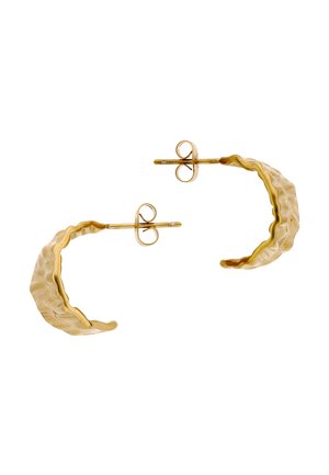 Par af guldfarvede teksturerede halv-hoop øreringe med stiftlås, der har et bølget, hamret overfladedesign.