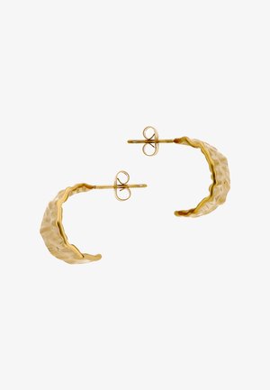 Para złotych kolczyków w kształcie półkółek z teksturowaną powierzchnią, z zapięciami na sztyfty, o falistym, młotkowanym wzorze.