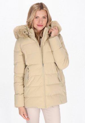 Beige puffervest med en faux fur-hood, med lynlås foran, sidelommer og syede detaljer for tekstur og varme.
